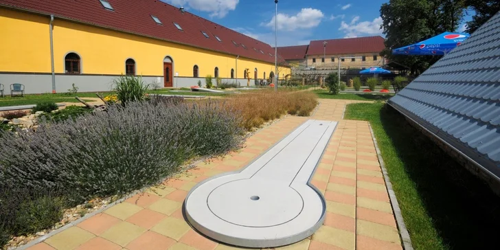 Celodenní vstup na minigolf pro 2 osoby nebo celou rodinu a nápoj k tomu