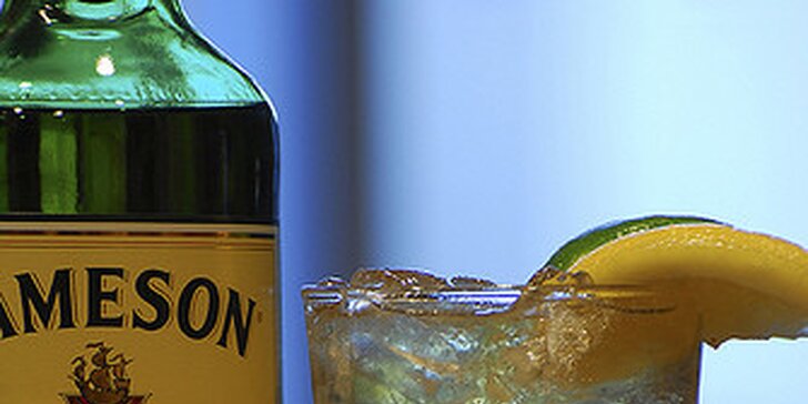 Jameson whisky se zázvorovou limonádou Schweppes v ceně 85 Kč