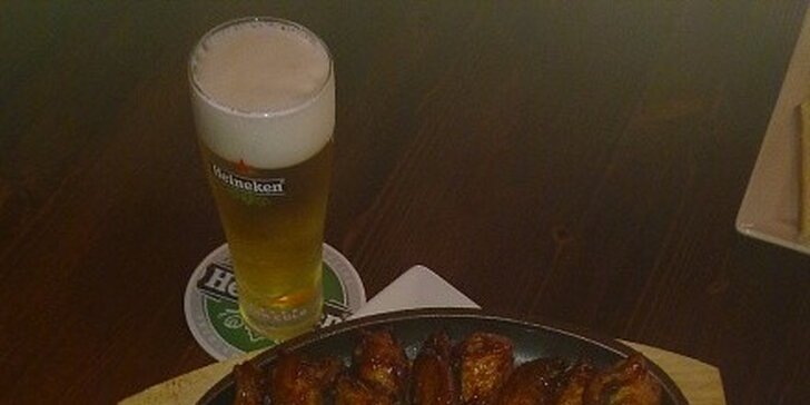 Kuřecí křidélka Buffalo BBQ 9 ks a pivo Heineken v původní hodnotě 174 Kč