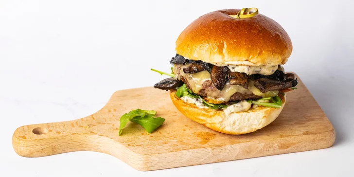 Burgerové menu s hranolky a domácí limonáda ve foodtrucku blízko Synkáče