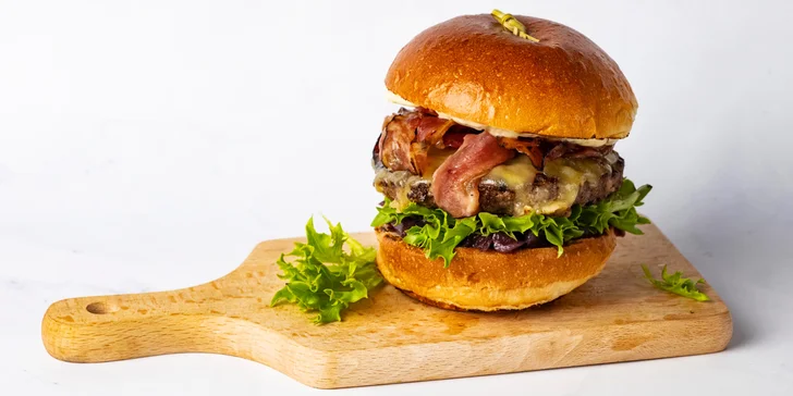 Burgerové menu s hranolky a domácí limonáda u Synkáče