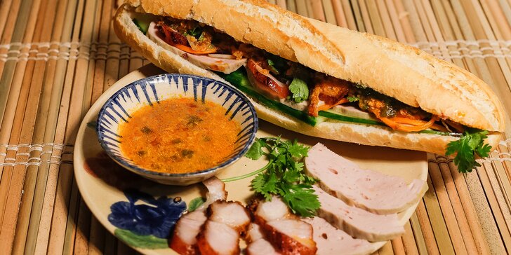 Asijské speciality v Sapě: bageta bánh mì, syčící placka i letní závitky