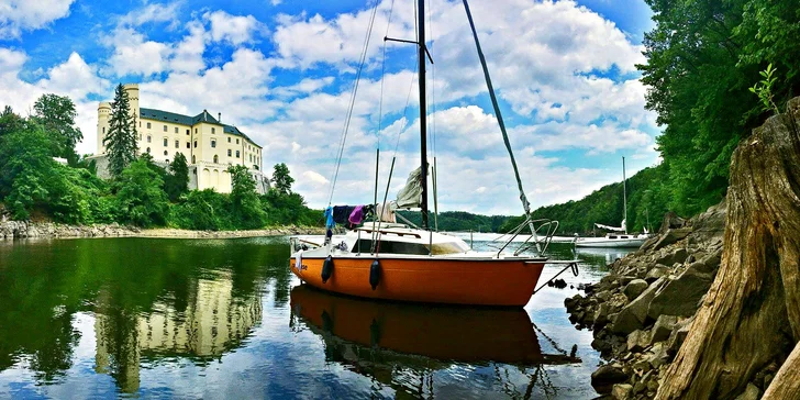 Pohoda na vodě: pronájem jachty na Orlíku na 1–5 dní až pro 4 osoby