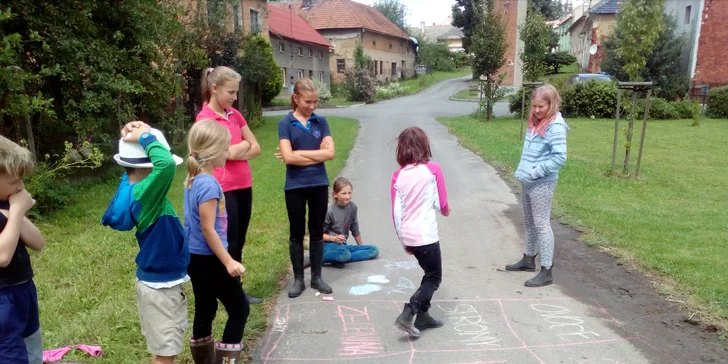 Letní jezdecký výcvik s programem: týdenní dětský tábor v koňské společnosti