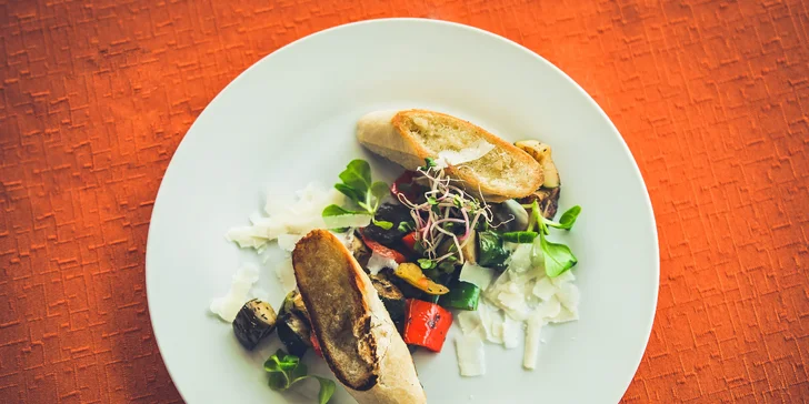 Letní 3chodové menu pro 2: grilovaná zelenina, thai kari a jablíčko v karamelu