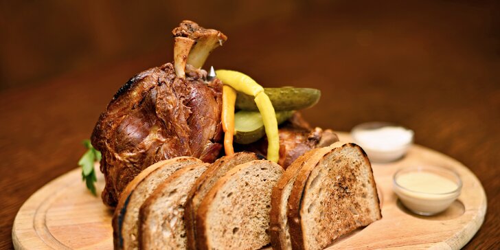 Pro milovníky masa: pečené koleno s chlebem, cibulí, křenem a hořčicí