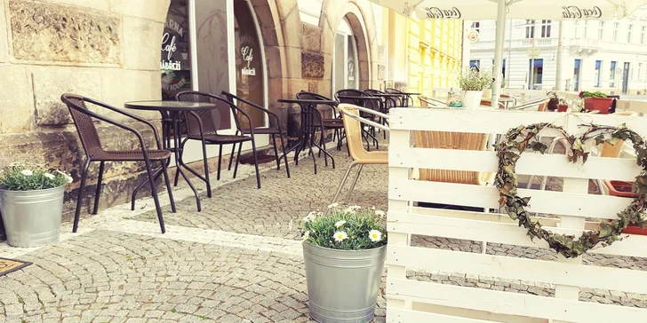 Káva nebo limonáda a sladké wafle podle výběru i s kopečkem zmrzliny