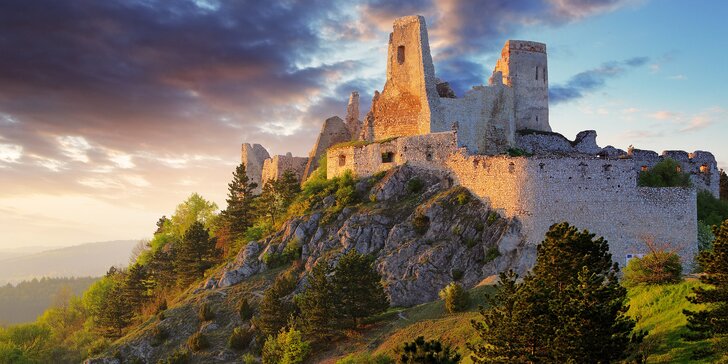 Pobyt u Čachtického hradu: snídaně či polopenze a půjčení kol nebo paddleboardu