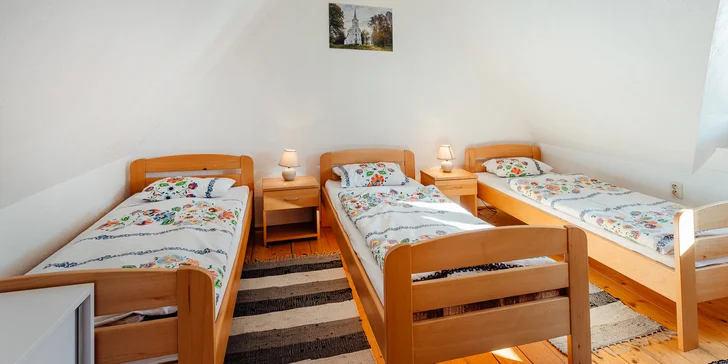 V areálu se nachází 5 samostatně stojících domečků, v každém z nich jsou 2 na sobě nezávislé apartmány. 