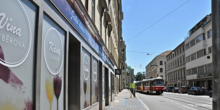 Stáčené víno, láhev či sekt, obložený talířek a olivy nebo brambůrky