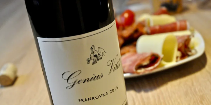 Stáčené víno, láhev či sekt, obložený talířek a olivy nebo brambůrky