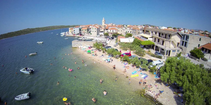Jednodenní koupačka na krásných plážích chorvatského Pirovacu
