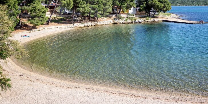Jednodenní koupačka na krásných plážích chorvatského Pirovacu