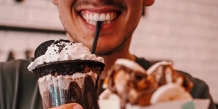 Milkshake a vafle s nutelou a banánem pro 1 nebo 2 osoby