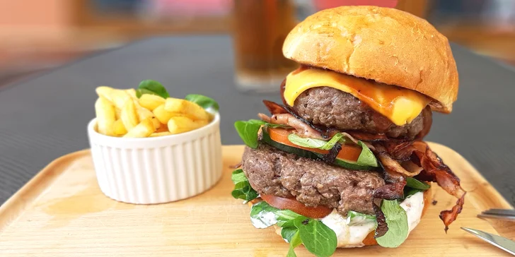 2 hovězí burgery v domácí bulce či Big burger a steakové hranolky