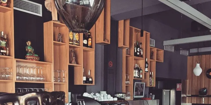 Pečené uzené koleno, domácí brambory s česnekem a parmazánem a salát