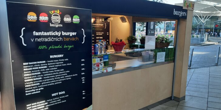 Burger ve Freaky burgers: výběr z 5 druhů, hranolky a coleslaw nebo nápoj