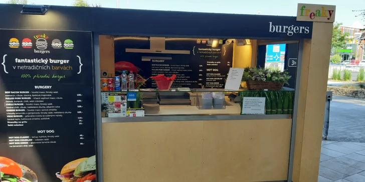 Burger ve Freaky burgers: výběr z 5 druhů, hranolky a coleslaw nebo nápoj