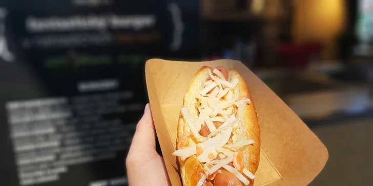 Dva hot dogy ze 3 variant: párek s 98% obsahem masa a hranolky z grilu