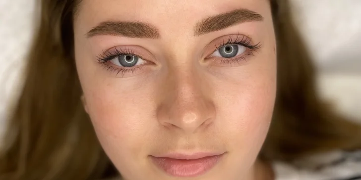 Permanentní make-up obočí pudrovou metodou nebo akvarelových rtů