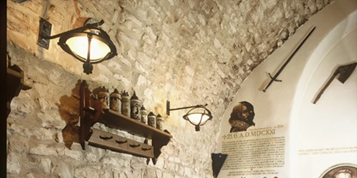 Pekáč plný masových specialit v restauraci U Zlaté konvice na Staroměstském náměstí