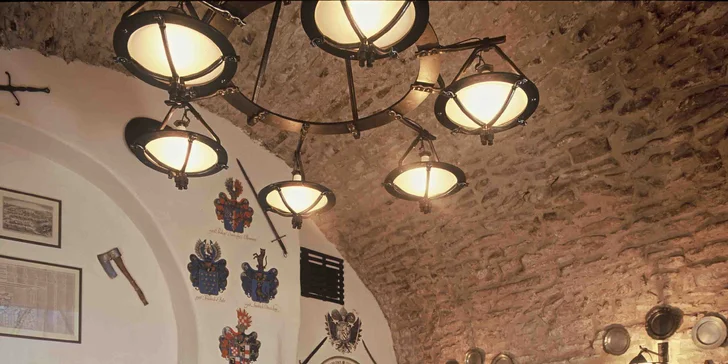 Pekáč plný masových specialit v restauraci U Zlaté konvice na Staroměstském náměstí