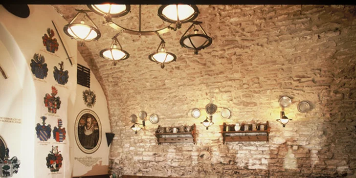 Pekáč plný masových specialit v restauraci U Zlaté konvice na Staroměstském náměstí