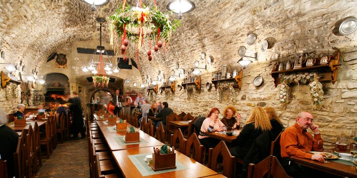 Pekáč plný masových specialit v restauraci U Zlaté konvice v centru Prahy