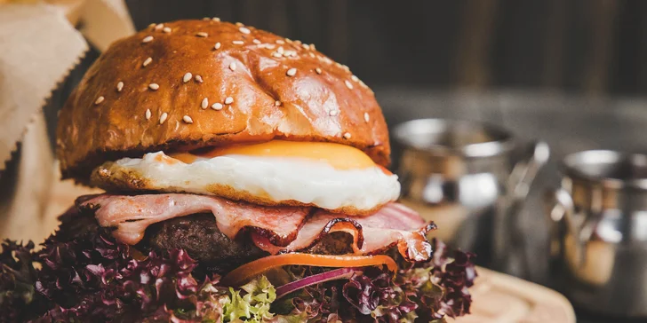 Burger z 10 druhů a hranolky či americké brambory i coleslaw pro 1 nebo 2
