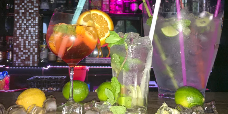 Dva letní koktejly nebo XXL kýbl plný oblíbených drinků