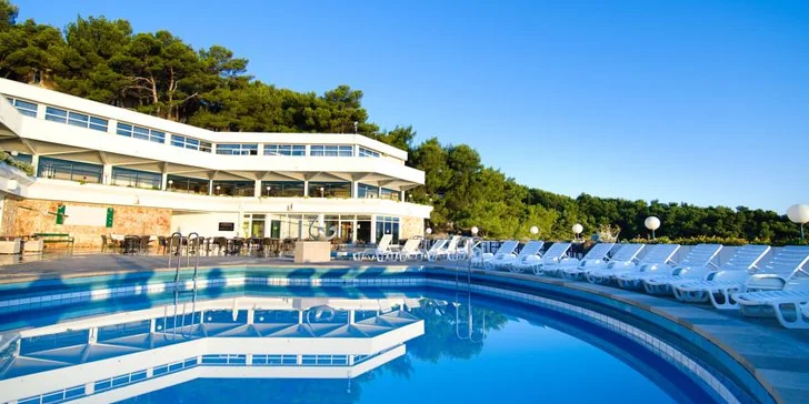 Rodinná dovolená na ostrově Hvar: polopenze, bazény a až 2 děti zdarma