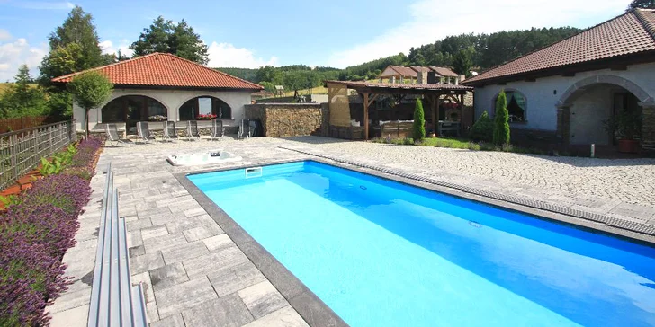 Pobyt na ranči ve stylu Provence: moderní apartmán s kuchyňkou a bazén