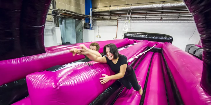 Skvělá zábava: 1 hod. na trampolínách a nafukovacích atrakcích v JumpParku Zličín