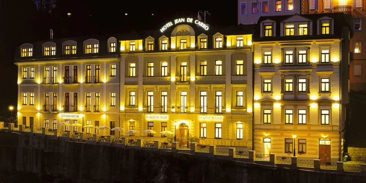 Hotel stojí v centru města přímo naproti Vřídelní kolonádě. 