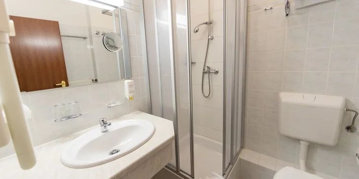 V každém pokoji je koupelna se sprchou nebo vanou a WC.

