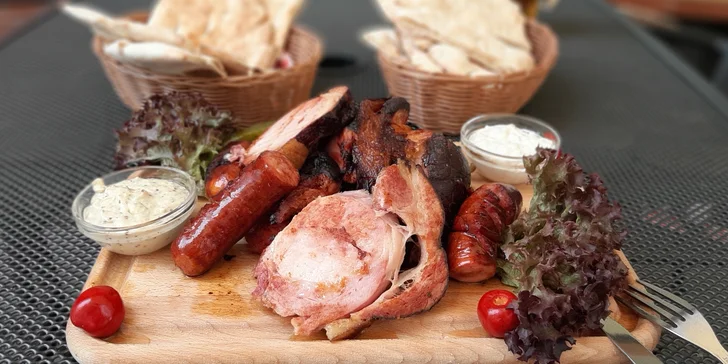 500 g či 1 kg grilovaných dobrot s pizzou panne: koleno, krkovička a klobása
