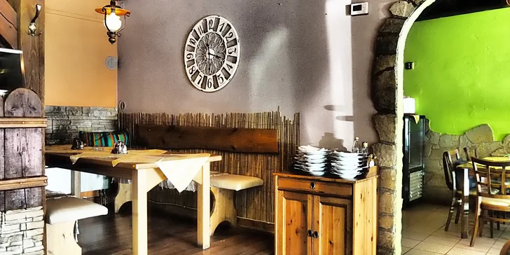 500 g či 1 kg grilovaných dobrot s pizzou panne: koleno, krkovička a klobása