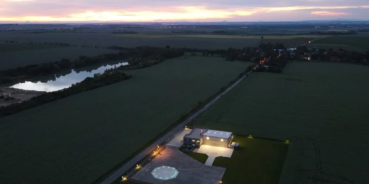 Let probíhá z moderního výcvikového střediska v Chotouni u Českého Brodu (45 km z Prahy). 