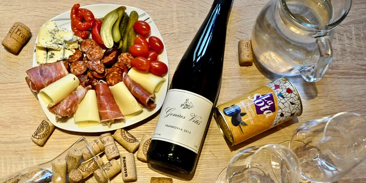 Stáčené víno, láhev či sekt, obložený talířek a olivy nebo brambůrky