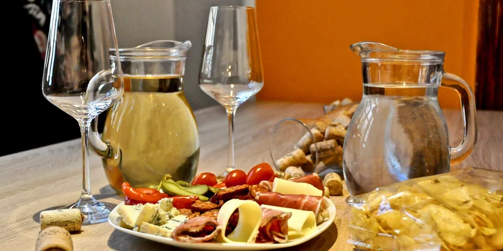 Stáčené víno, láhev či sekt, obložený talířek a olivy nebo brambůrky