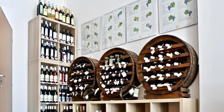 Stáčené víno, láhev či sekt, obložený talířek a olivy nebo brambůrky