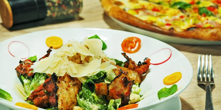 Pizza podle výběru, caesar salát nebo oboje v restauraci Ratejna v centru Brna