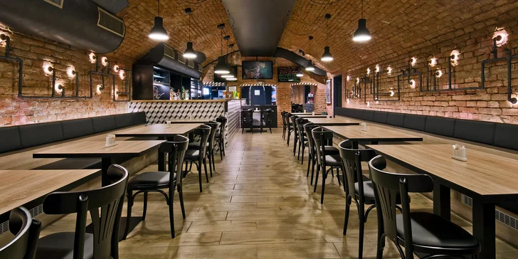 Pizza podle výběru, caesar salát nebo oboje v restauraci Ratejna v centru Brna