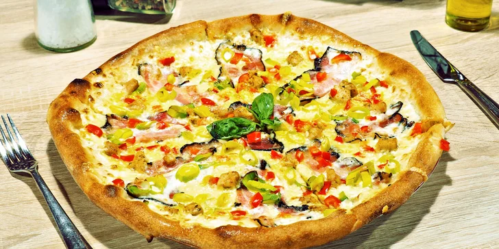 Pizza podle výběru, caesar salát nebo oboje v restauraci Ratejna v centru Brna