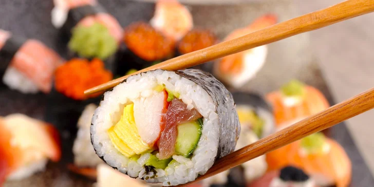 Sushi sety: 26 vegetariánských rolek, 16 s lososem nebo 32 ks maki