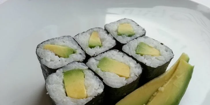 Sushi sety: 26 vegetariánských rolek, 16 s lososem nebo 32 ks maki