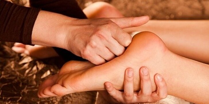Relaxační uvolňující masáž nohou teplým olejem