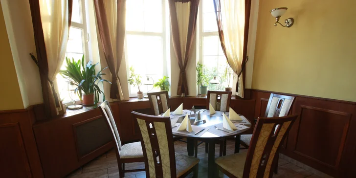 Řecké degustační menu i s lahví vína: jehněčí, kuřecí a hovězí maso i zelenina