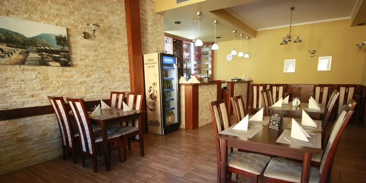 Řecké degustační menu i s lahví vína: jehněčí, kuřecí a hovězí maso i zelenina