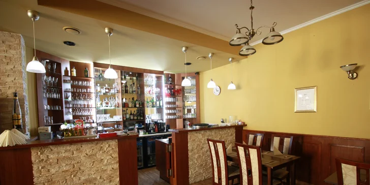 Řecké degustační menu i s lahví vína: jehněčí, kuřecí a hovězí maso i zelenina